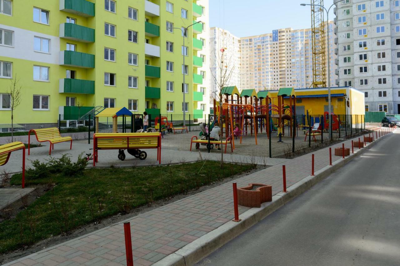 קייב Sunny Apartments On Yulii Zdanovskoi St 36B מראה חיצוני תמונה