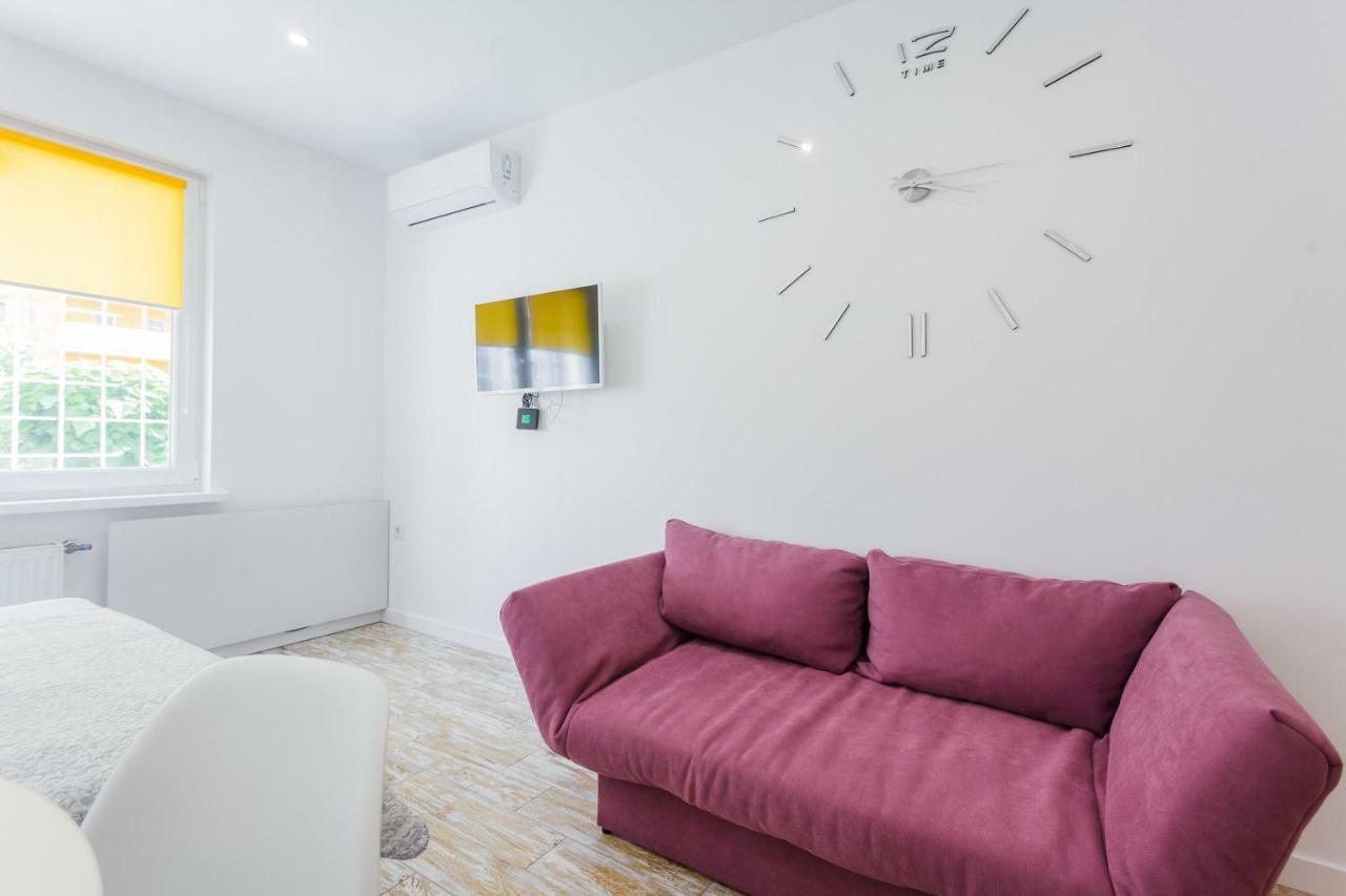 קייב Sunny Apartments On Yulii Zdanovskoi St 36B מראה חיצוני תמונה