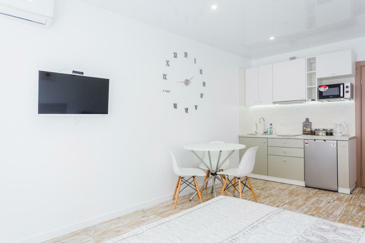 קייב Sunny Apartments On Yulii Zdanovskoi St 36B מראה חיצוני תמונה